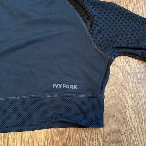 Ivy Park cropped workout top - Picture 3 of 3